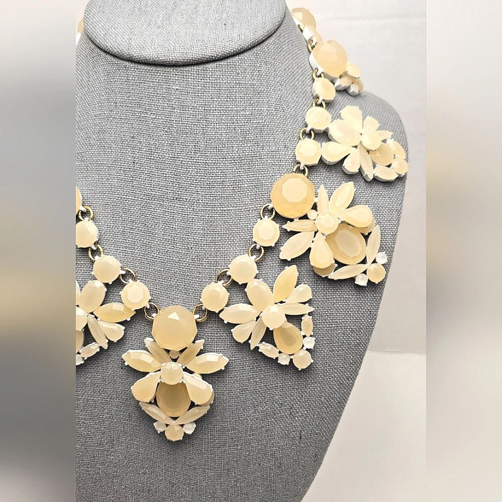 [J. CREW] Cream & White Fan Statement Necklace